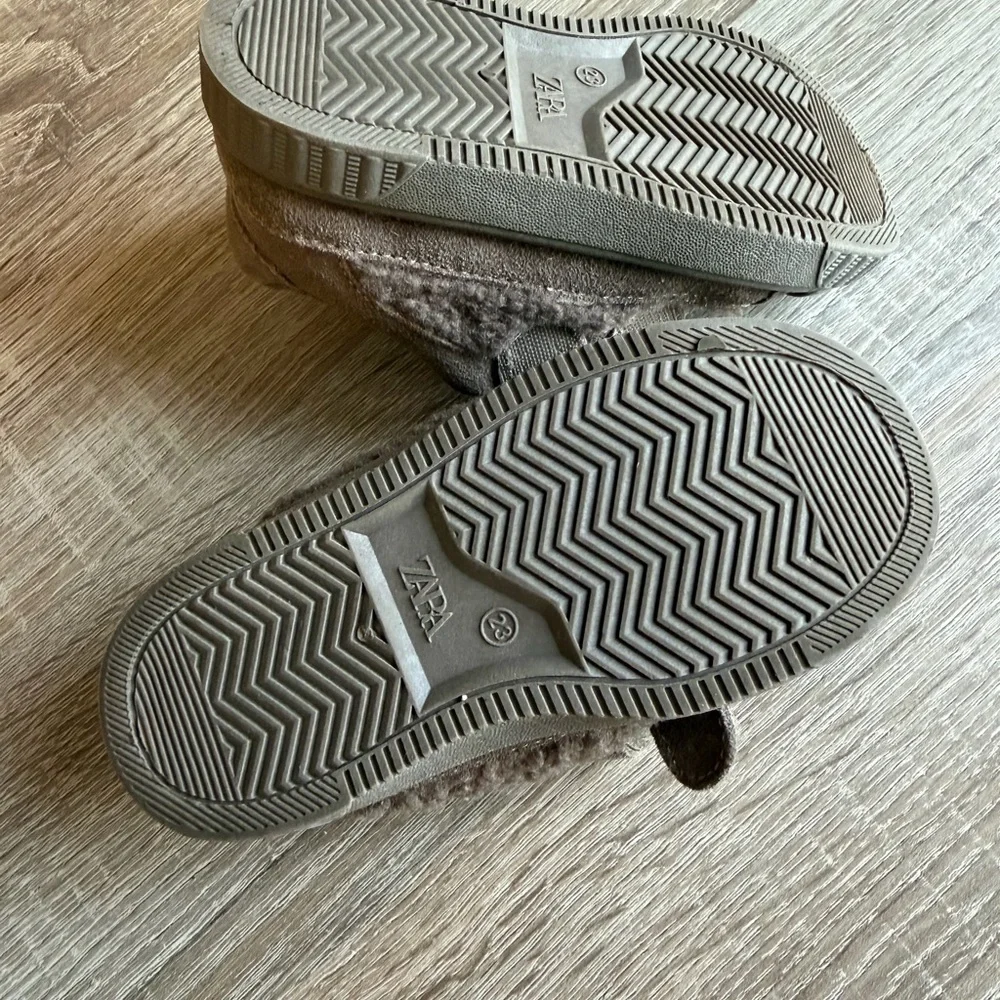 Zara toddler fleece lined sneakers 7 5.6”